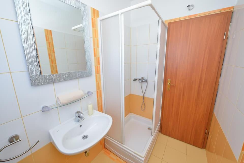 Sreca Apartment Near Beach With Bbq Bibinje Buitenkant foto